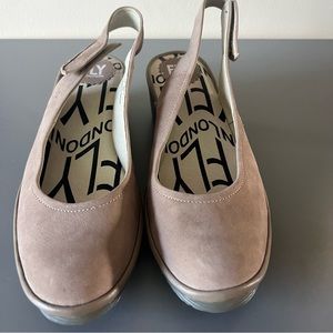 London Fly Closed‎ Toe Wedge Sandal Size EU 40 (9/9.5 US)